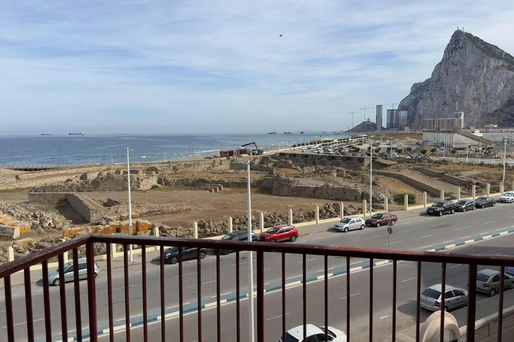 Primera Linea De Playa Y Gibraltar A 5 Minutos Ла-Линеа-де-ла-Консепсьон Экстерьер фото